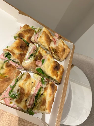Focaccia signature garnie, sortie du four — Giovanella Focacceria & Pasta, Mouscron